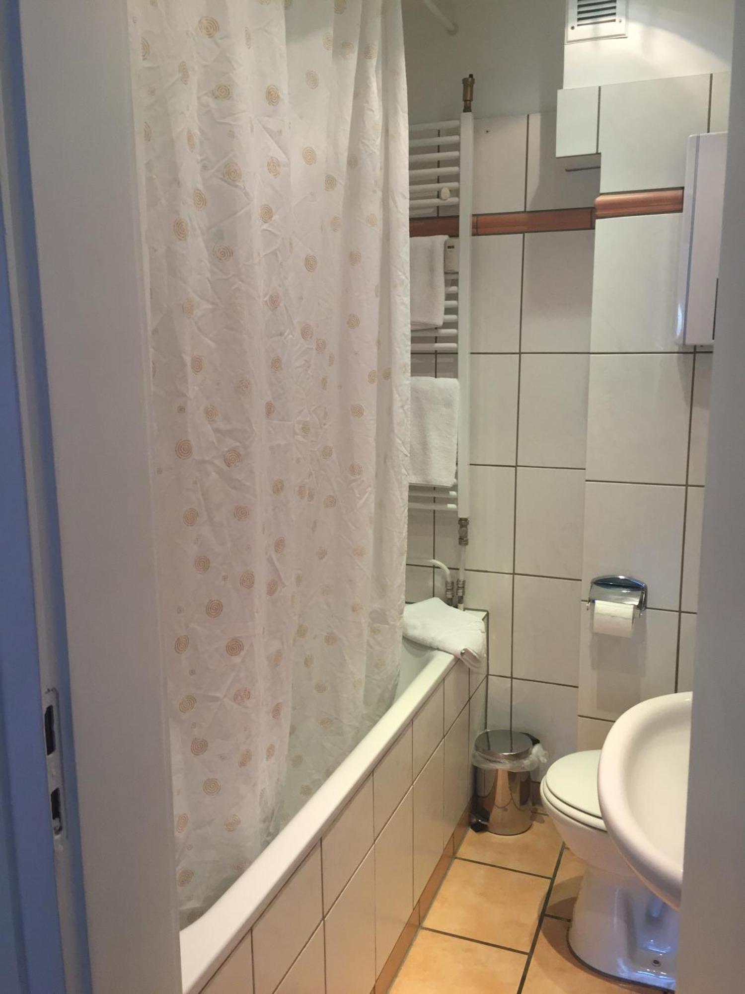 Barcelona Bed & Breakfast ดุสเซลดอร์ฟ ห้อง รูปภาพ