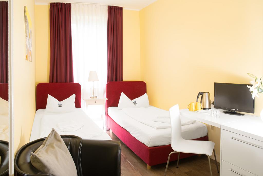 Barcelona Bed & Breakfast ดุสเซลดอร์ฟ ภายนอก รูปภาพ