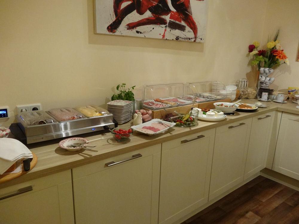 Barcelona Bed & Breakfast ดุสเซลดอร์ฟ ภายนอก รูปภาพ