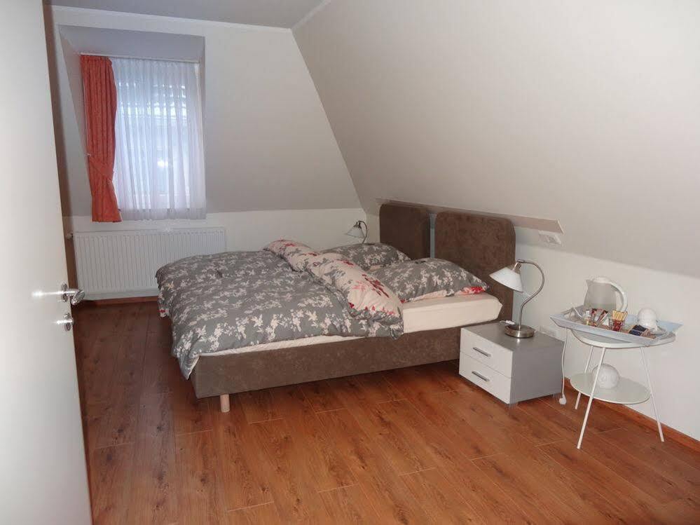 Barcelona Bed & Breakfast ดุสเซลดอร์ฟ ภายนอก รูปภาพ
